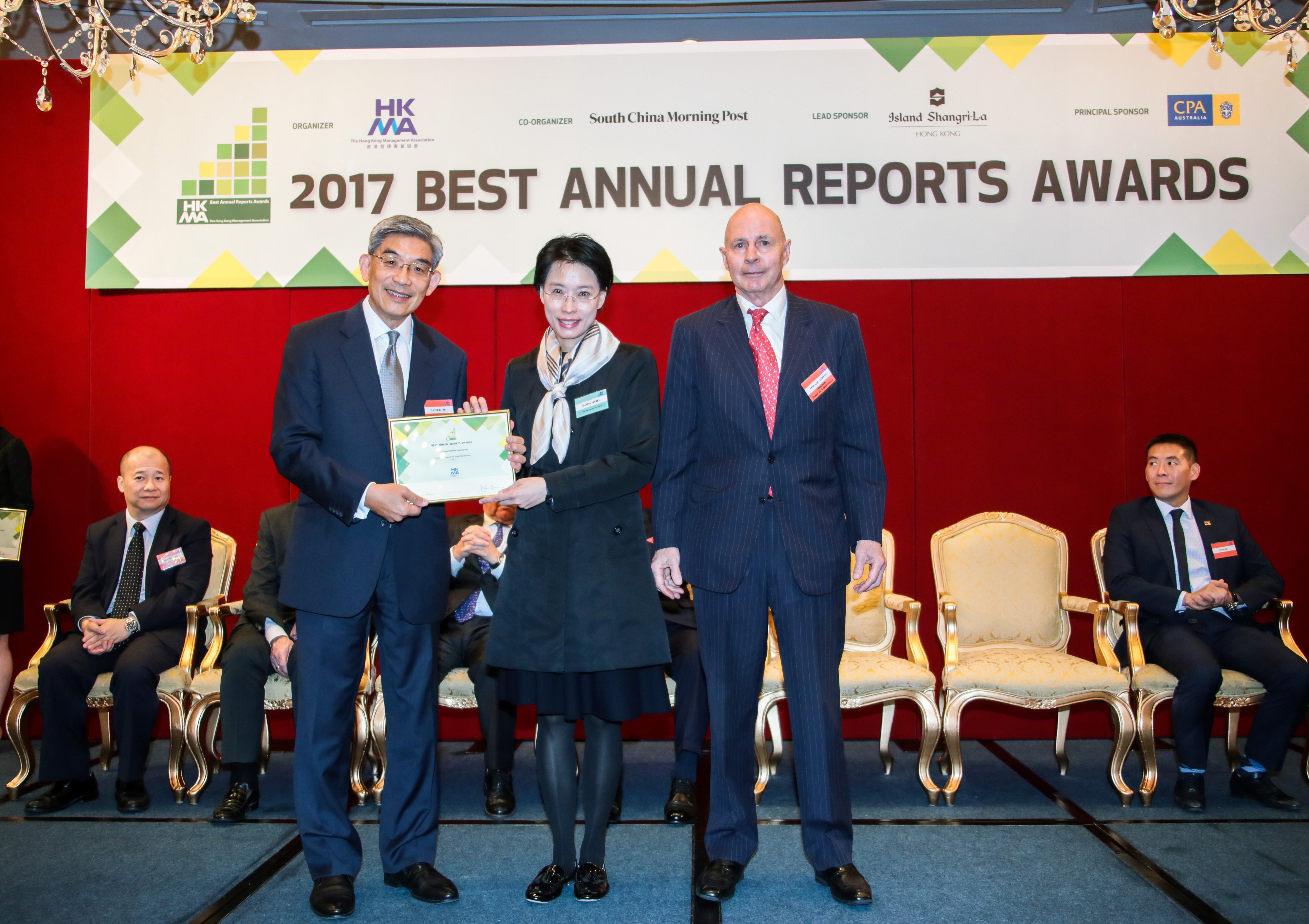 EOC representative received the HKMA Best Annual Reports Awards at the award presentation ceremony